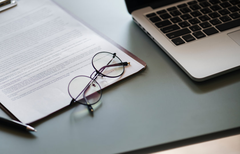 rond-glasses-on-files-with-computer