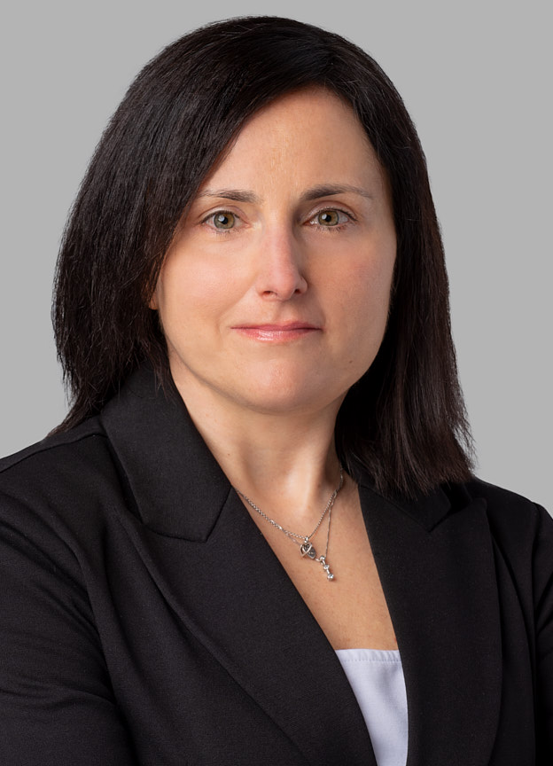 Catia Veglia, Parajuriste en services corporatifs