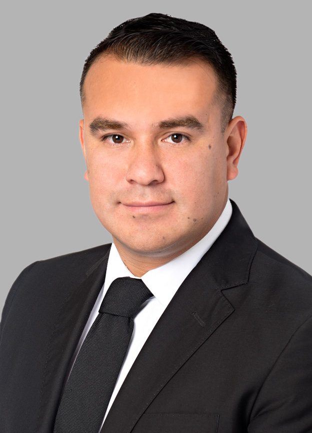 Jaime Millan, Parajuriste en services corporatifs