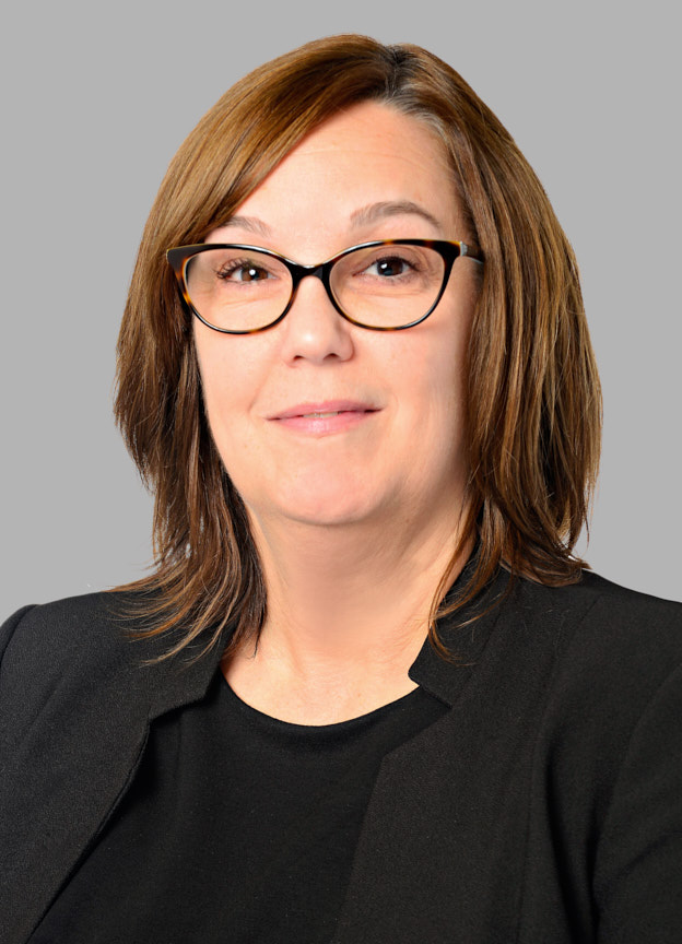 Tina Glassman, Parajuriste en services financiers et droit immobilier